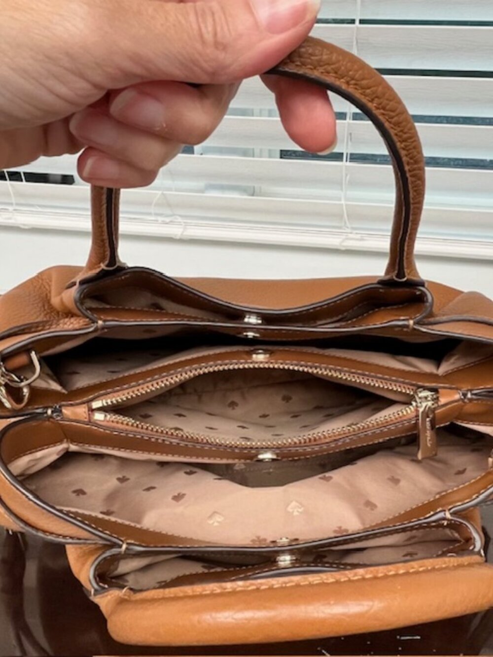 Kate Spade Bag - lots of pockets! - Picture 8 of 10
